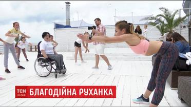 Дизайнери, моделі та волонтери взяли участь у руханці на підтримку благодійного забігу