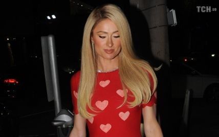 У червоній сукні з сердечками і на високій платформі: Періс Гілтон сходила на романтичну вечерю