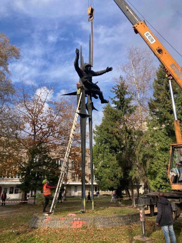 Демонтаж скульптури "Космонавтика"