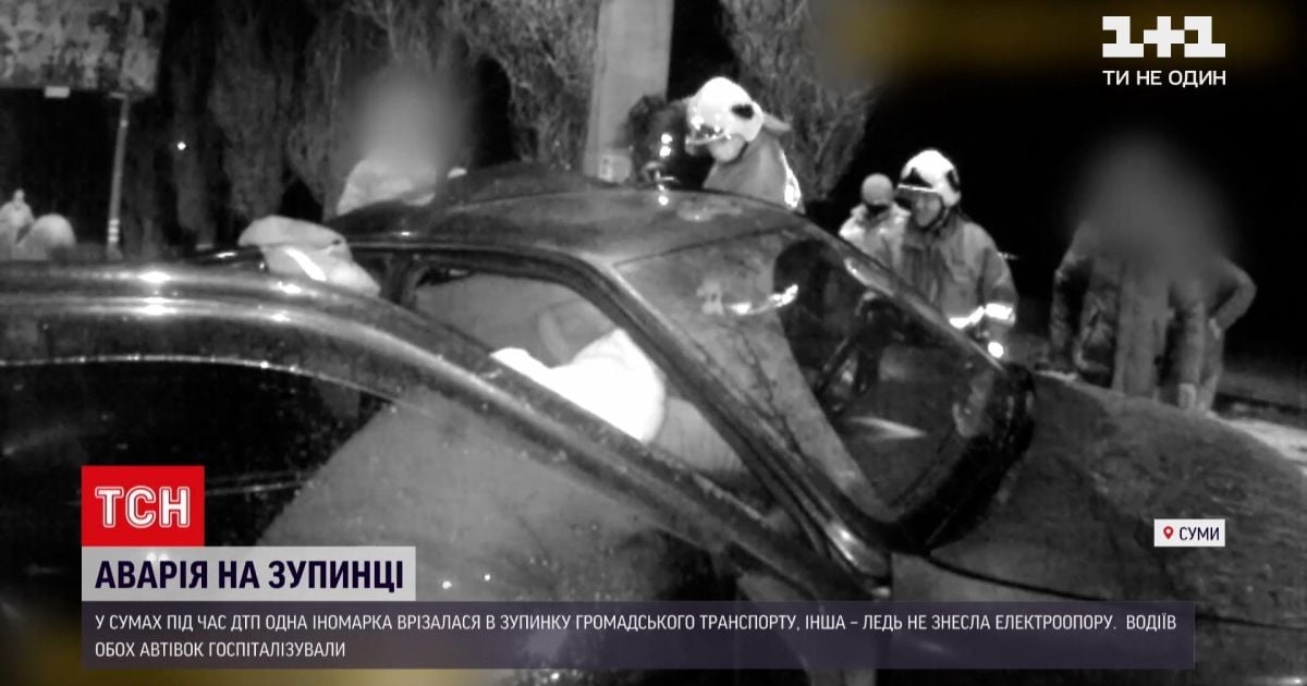 Ніколи не мав посвідчення: в Сумах іномарка влетіла в зупинку громадського транспорту, а інша - у стовп (відео)