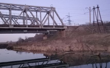 Хотел сделать селфи: под Киевом 14-летнего парня ударило током на 4-метровом мосту и он упал на рельсы