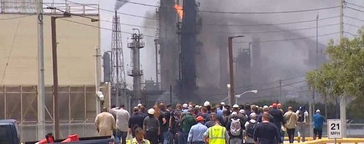В Техасе горел нефтяной завод. Десятки людей пострадали
