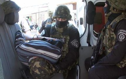 В Одесі озброєний чоловік захопив у заручники двох працівниць аптеки, щоб допомогти матері