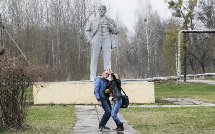 В Припяти туристы делают неуместные селфи и эротические фото. Продюсер "Чернобыля" обратился к ним