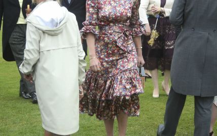 У грайливій сукні з рюшами: принцеса Беатріс на садовій вечірці
