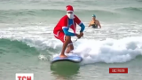 В Австралії 320 Санта Клаусів установили світовий рекорд наймасовішого заняття серфінгом