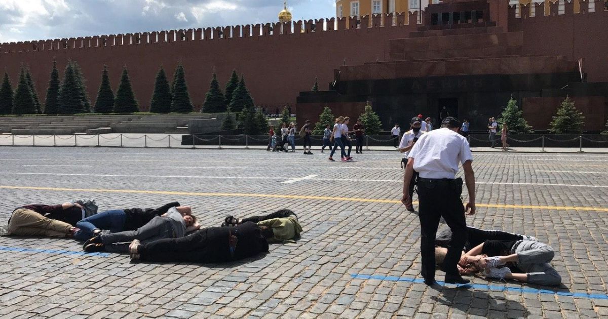На Красній площі активісти виклали тілами число 2036 в знак протесту проти Путіна: їх одразу затримали