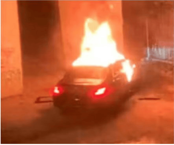 Охоплений вогнем Mercedes, у якому потім знайшли тіло українця / © Фото з відкритих джерел