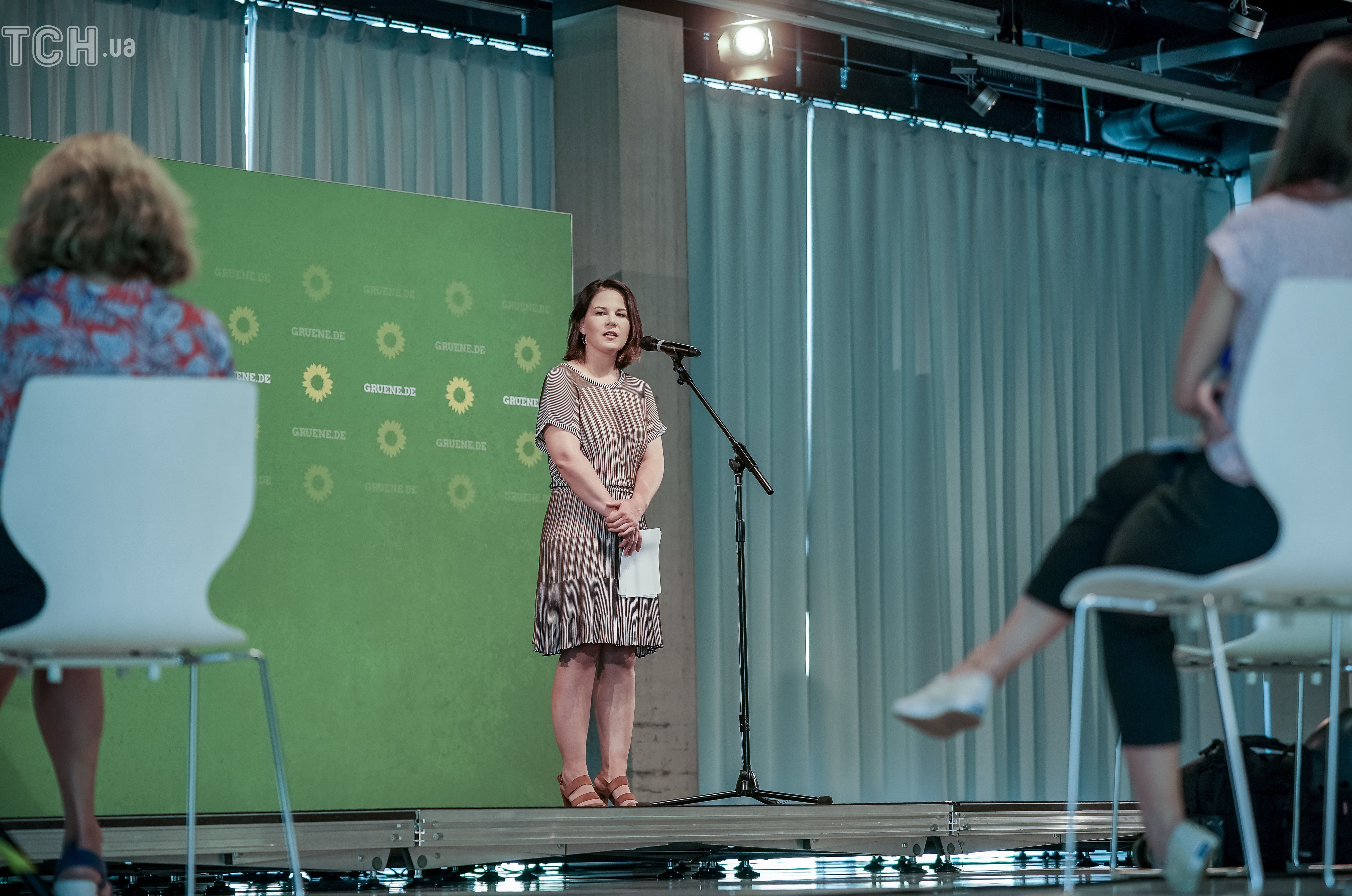 В трикотажном платье и босоножках: скромный образ лидера партии зеленых на  пресс-конференции — Общество
