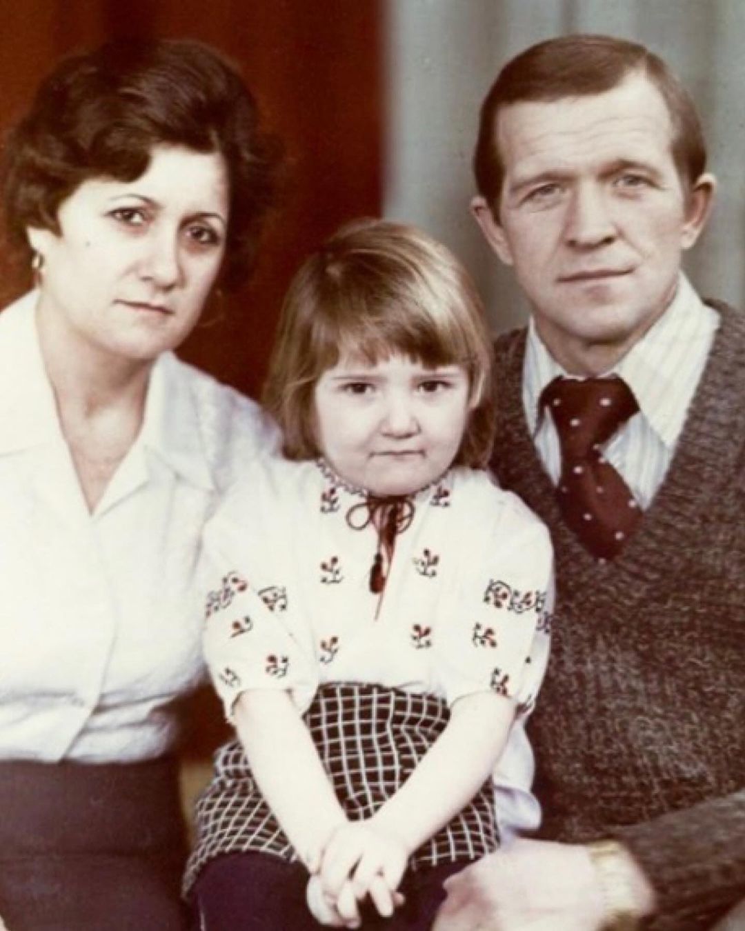 Наталья Могилевская в детстве с мамой и отцом / © instagram.com/nataliya_mogilevskaya