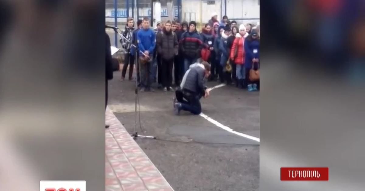 В Тернополе уволили директора училища, который ставил учеников на колени
