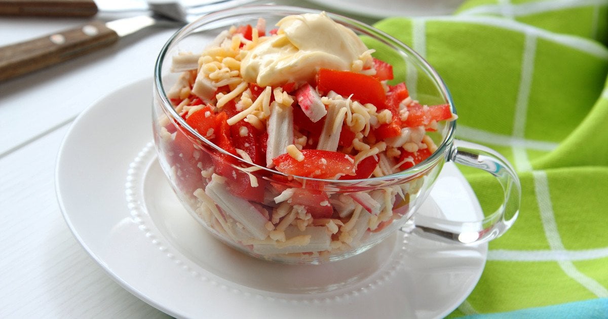 Салат с крабовыми палочками помидорами и сыром