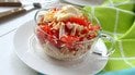 Салат із крабовими паличками, помідорами та сиром