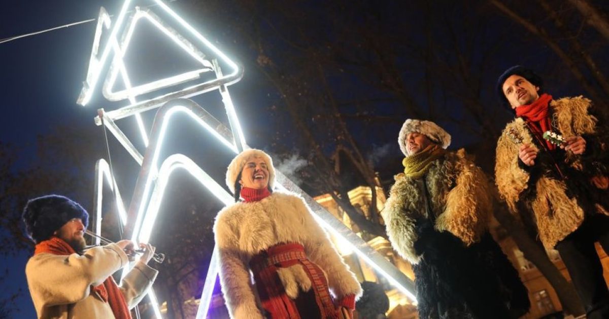 Во Львове установили интерактивную музыкальную елку