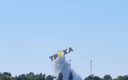 На Київщині повідомляють про вибухи: піднявся стовп диму (фото)
