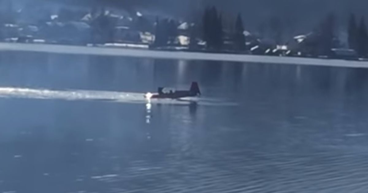 В Австрии во время авиашоу самолет упал в озеро