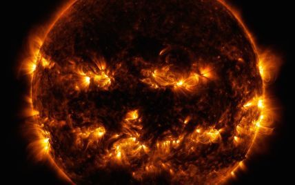 К Хеллоуину NASA опубликовало жуткую фотографию Солнца, похожего на фонарь из тыквы