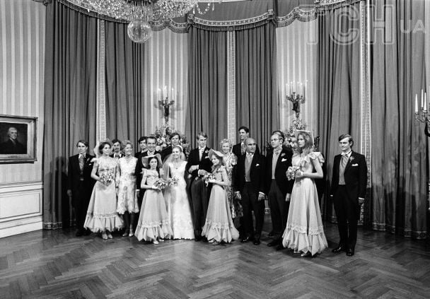 Триша Никсон с мужем и подружками невесты / © Associated Press