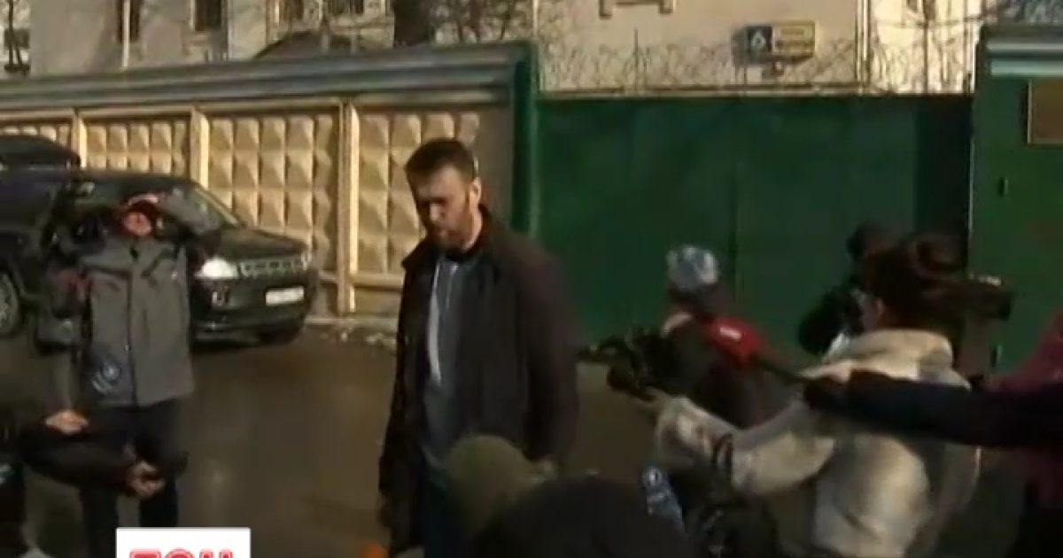 Оппозиционер встретил пристава на первом этаже своего дома, но отказался выплачивать, сел в машину и поехал