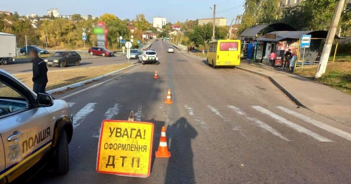 Поліцейські розслідують ДТП, у якій водій вантажівки скоїв наїзд на жінку