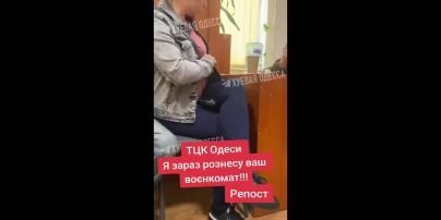 Жінка в військоматі Одеси захищає батька стільцем