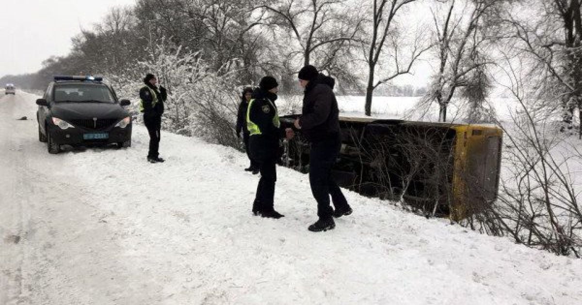На Днепропетровщине на скользкой дороге автобус с пассажирами слетел в кювет и перевернулся