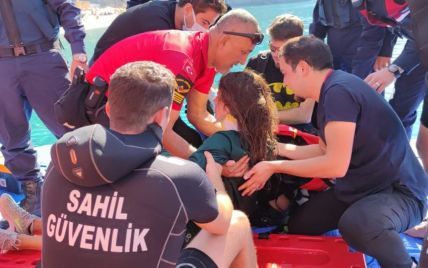 В Туреччині українська парашутистка впала в море під час польоту на параплані (відео)