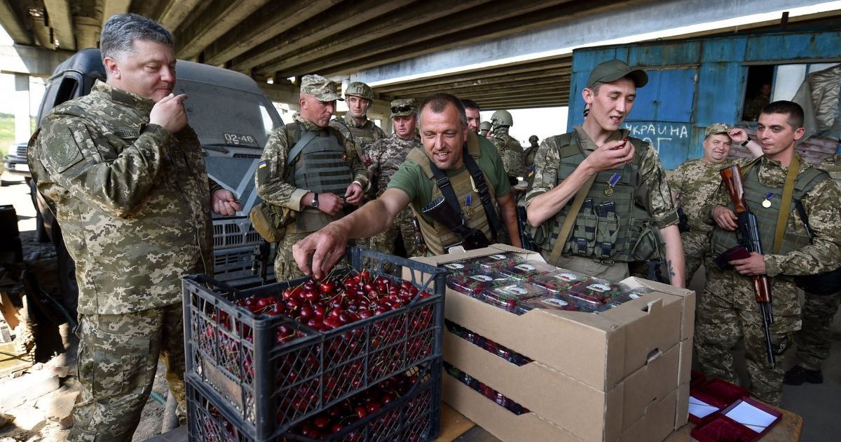 Порошенко в АТО, демобилизация и Авдеевский ад обстрелов. Чем живет Донбасс сегодня