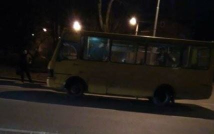 Во Львове подростки обстреляли маршрутку с пассажирами