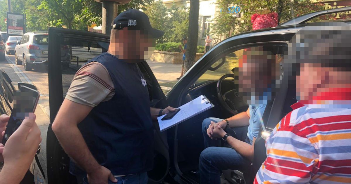 Працівник СБУ вимагав три тисячі доларів за працевлаштування у відомстві
