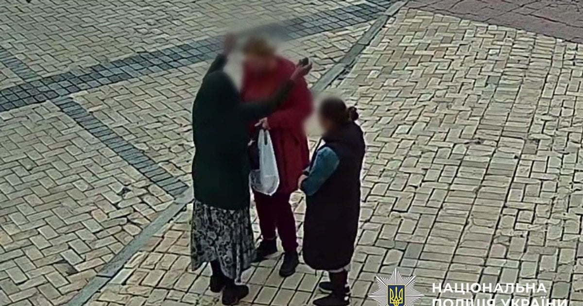 Момент пограбування у Києві, яке скоїла "цілителька"