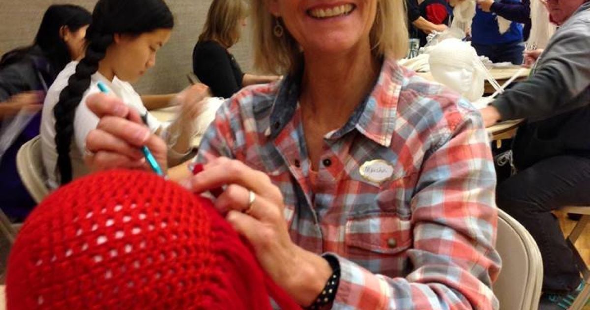 Жінка вигадала спосіб допомогти дітям / © facebook/The Magic Yarn Project