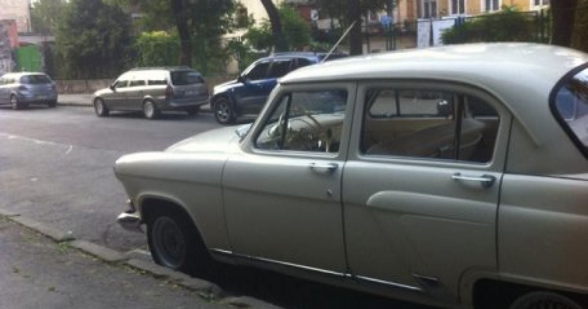С авто ГАЗ 21 &laquo;Волга&raquo;, на котором во Львов прибыл сотрудник Администрации президента, украли важные документы и деньги