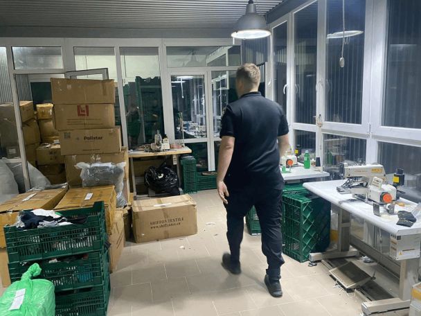 На Закарпатті поліція ліквідувала підпільний цех з незаконного пошиття одягу