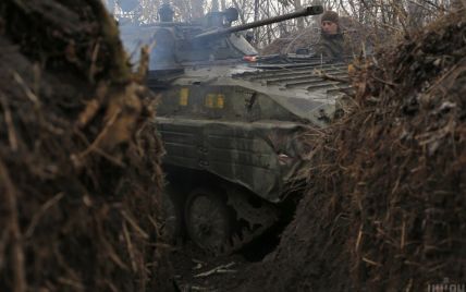 Обстрелы боевиков на Донбассе не прекращаются: ранены десять военных