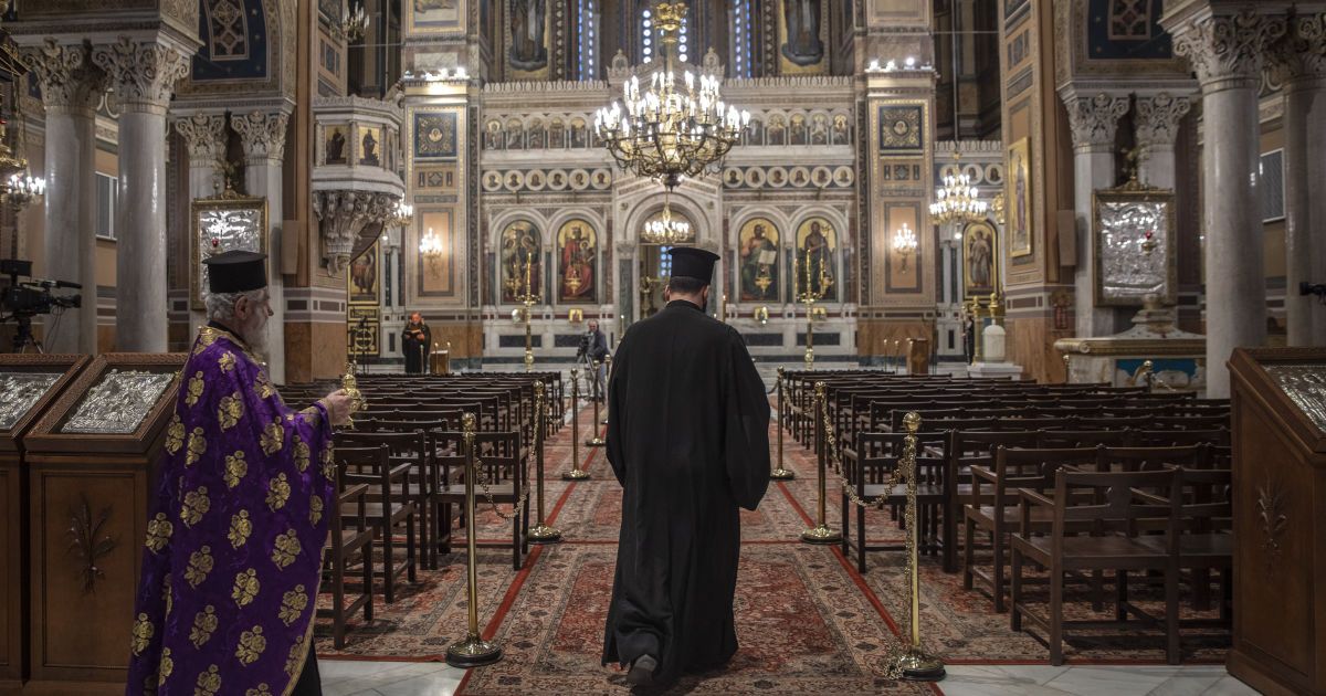 В церковь с тестом на COVID-19: в Греции ввели новые ограничения для невакцинированных