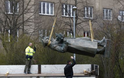 В Праге демонтировали памятник маршалу Коневу, Москва возмущена