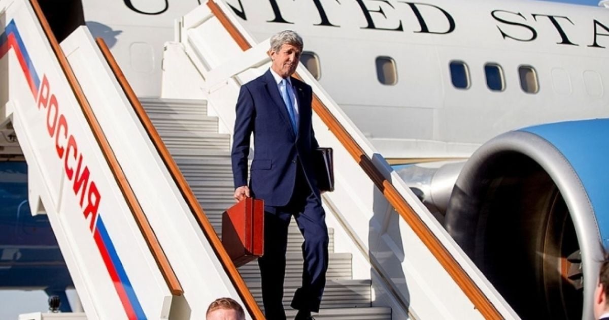 Шутки Кремля. Путин посмеялся над Керри, который приехал в Москву с красным чемоданчиком