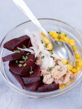 Салат із буряка, тунця, кукурудзи та маринованих грибів