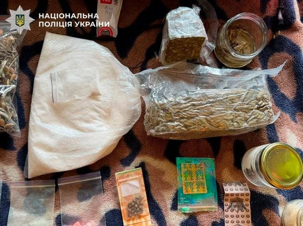 Наркотическое «ассорти», изъятое «Эльвиры» / © Полиция Киева