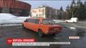 Братья-ромы в Хмельницкой области смастерили 7-метровый лимузин с "Жигулей"