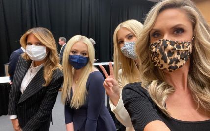 В стильных масках и с макияжем смоки-айс: Мелания Трамп с падчерицами Иванкой и Тиффани сделали селфи
