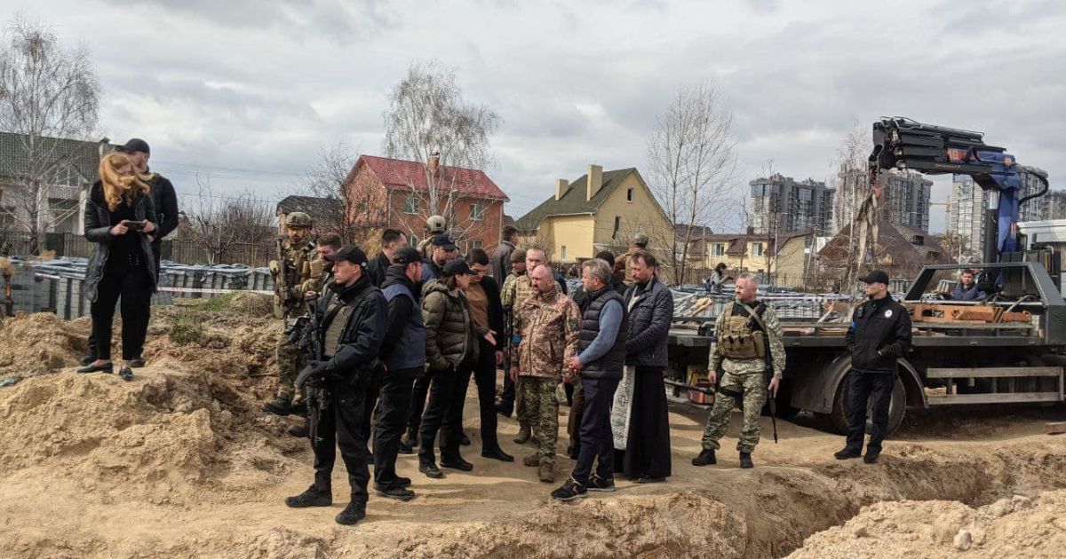 У Бучі розпочалася ексгумація тіл, похованих у братській могилі