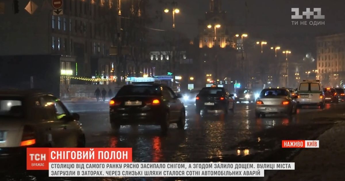 Коммунальщики расчистили от первого снега центр и отправились в спальные районы Киева