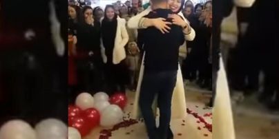 В Иране парень сделал предложение любимой посреди толпы. Пару сразу арестовали
