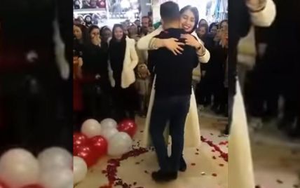 У Ірані хлопець освідчився коханій посеред натовпу. Пару одразу заарештували