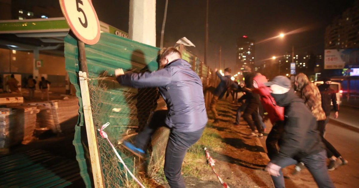 Активісти знесли АЗС у Києві_4 / © twitter.com/Радио Свобода