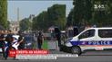 У центрі Парижа чоловік за кермом машини в'їхав у поліцейський фургон