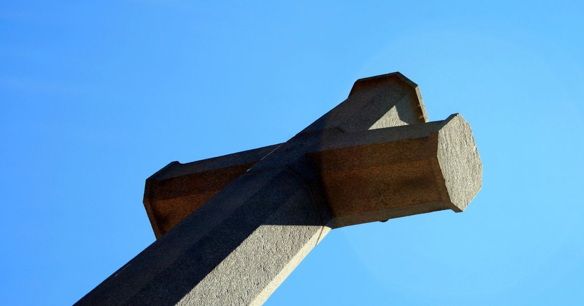 Развлекались на могилах: видео пьяной молодежи из Херсонской области попало в Сеть