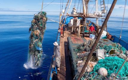Мужчина продержался 14 часов в Тихом океане, цепляясь за морской мусор